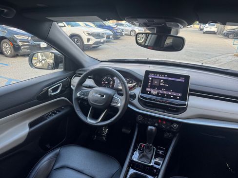 Used 2025 Jeep Compass Limited image 35