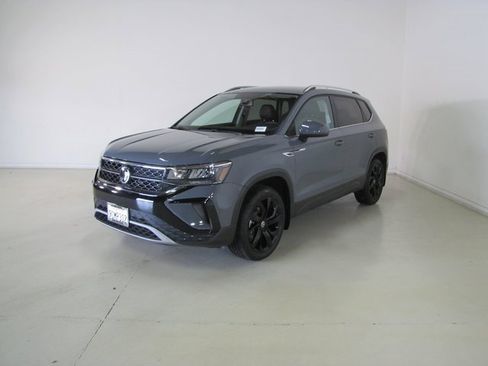 Used 2022 Volkswagen Taos SE image 1