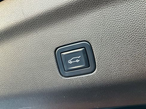 Used 2023 GMC Yukon XL SLT image 33