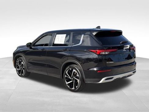 Used 2023 Mitsubishi Outlander SE FWD image 3