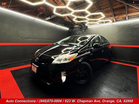 Used 2014 Toyota Prius Two FWD image 2