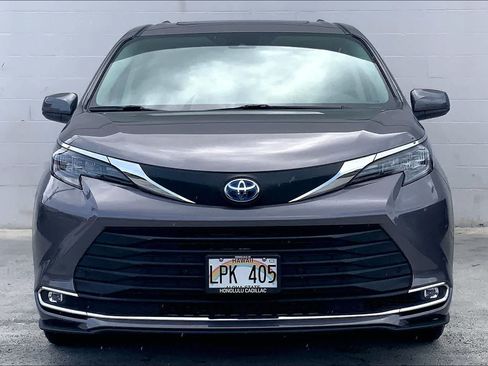 Used 2024 Toyota Sienna XLE FWD image 6