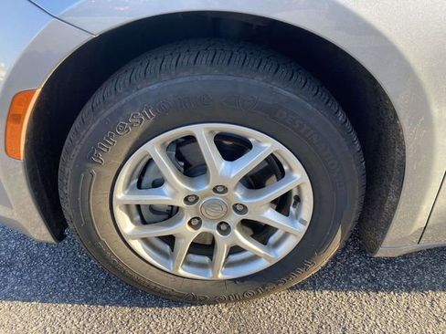 Used 2020 Chrysler Pacifica Touring-L image 4