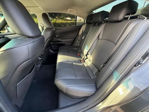 Used 2025 Lexus ES 300h w/ Premium Package FWD image 11