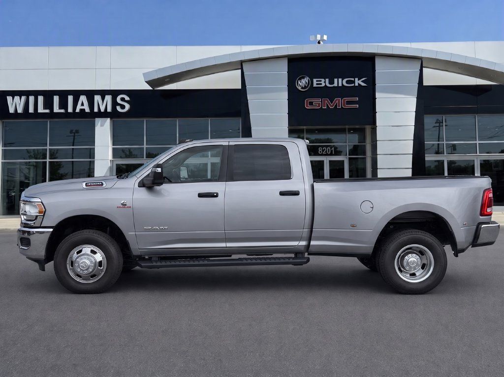 Used 2024 RAM 3500 Big Horn AWD/4WD image 4