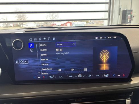 Used 2025 Chevrolet Traverse LT image 16