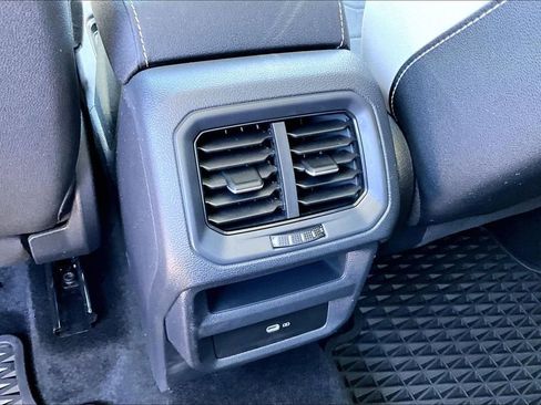 Certified 2025 Volkswagen Taos SE w/ Panoramic Sunroof Package image 18