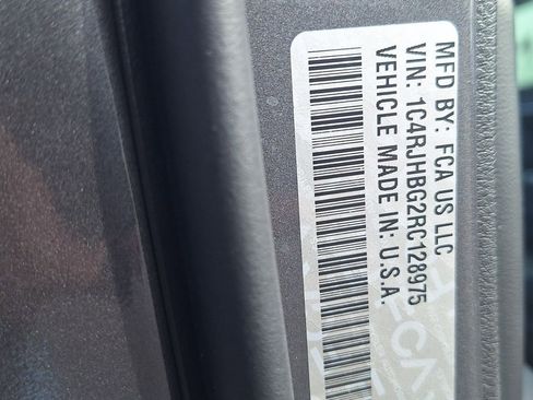 Used 2024 Jeep Grand Cherokee Limited w/ Black Appearance Package image 35