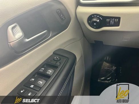 Used 2024 Chrysler Pacifica Touring-L AWD/4WD image 26