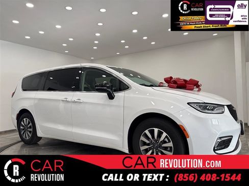 Used 2024 Chrysler Pacifica Limited FWD image 1
