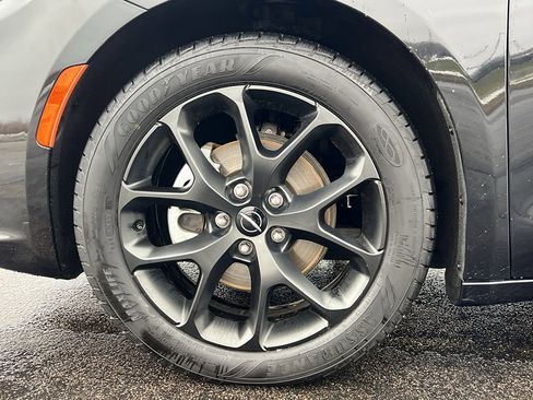 Used 2023 Chrysler Pacifica Limited w/ S Appearance Package image 10