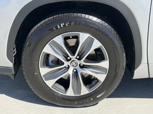 Certified 2024 Toyota Highlander XLE FWD image 7
