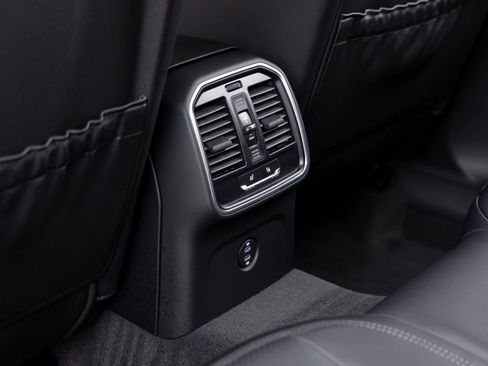 Used 2025 Porsche Macan image 27