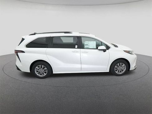 New 2026 Toyota Sienna XLE image 11