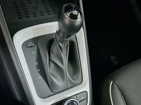 Used 2025 Hyundai Venue Limited image 24