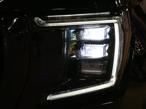 Used 2021 GMC Yukon Denali w/ Denali Premium Package AWD/4WD image 6