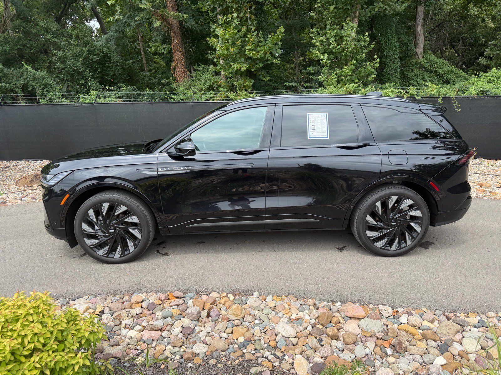 Used 2024 Lincoln Nautilus Reserve w/ Equipment Group 202A AWD/4WD image 2