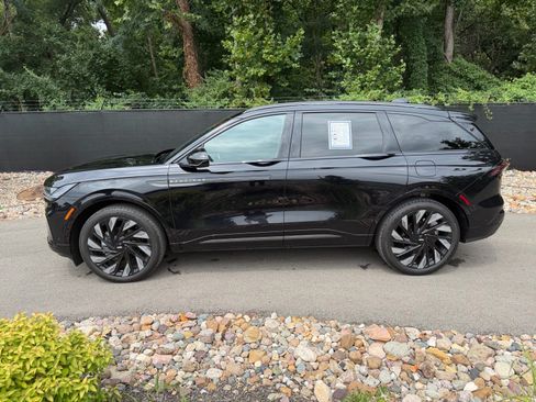 Used 2024 Lincoln Nautilus Reserve w/ Equipment Group 202A AWD/4WD image 2