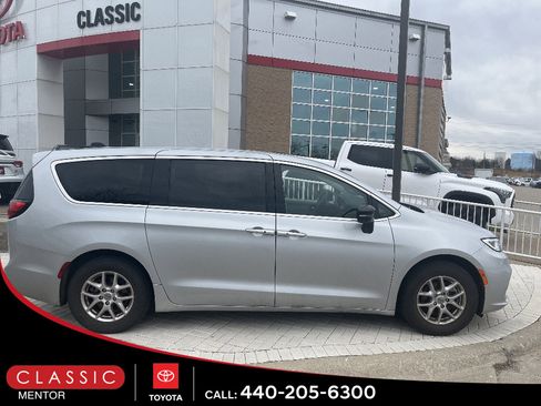 Used 2024 Chrysler Pacifica Touring-L image 1