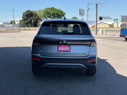 Used 2025 Volkswagen Taos SE AWD/4WD image 8