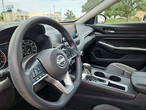 Used 2025 Nissan Altima 2.5 SV FWD image 10