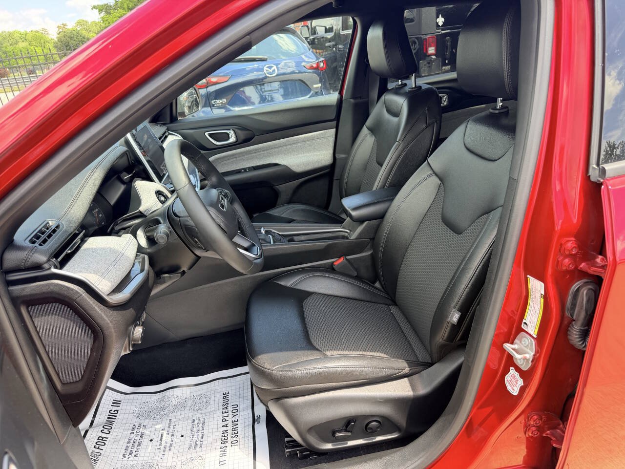 Used 2025 Jeep Compass Latitude w/ Sun & Sound Group AWD/4WD image 9