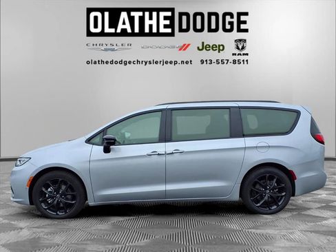 New 2026 Chrysler Pacifica Select image 18