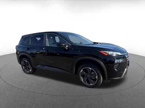 Used 2025 Nissan Rogue SV FWD image 2