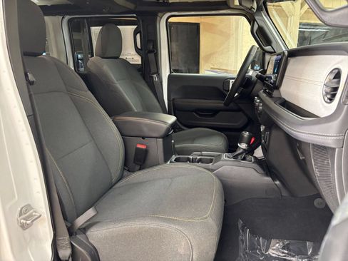Used 2025 Jeep Wrangler Unlimited Sahara AWD/4WD image 36