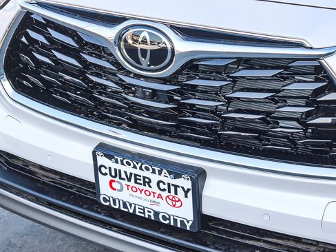 New 2026 Toyota Highlander Platinum AWD/4WD image 6