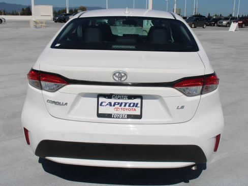 Certified 2022 Toyota Corolla LE FWD image 4