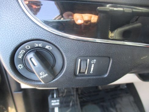 Used 2018 Dodge Grand Caravan SXT image 15