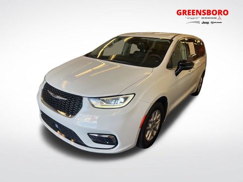 Used 2024 Chrysler Pacifica Touring-L FWD image 1