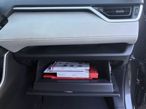 Used 2022 Toyota RAV4 XLE Premium image 32