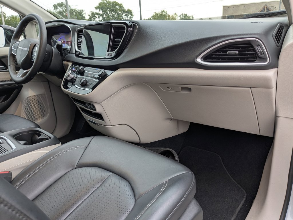 Used 2024 Chrysler Pacifica Touring-L FWD image 14