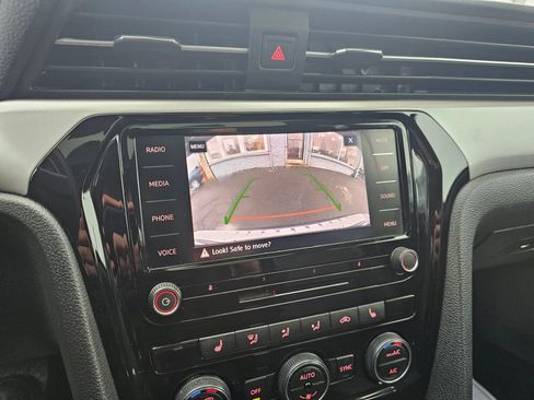 Used 2022 Volkswagen Passat 2.0T SE image 18