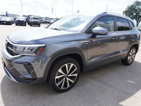 Used 2024 Volkswagen Taos SE FWD image 3