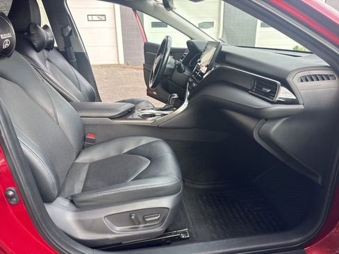 Used 2022 Toyota Camry XLE image 19