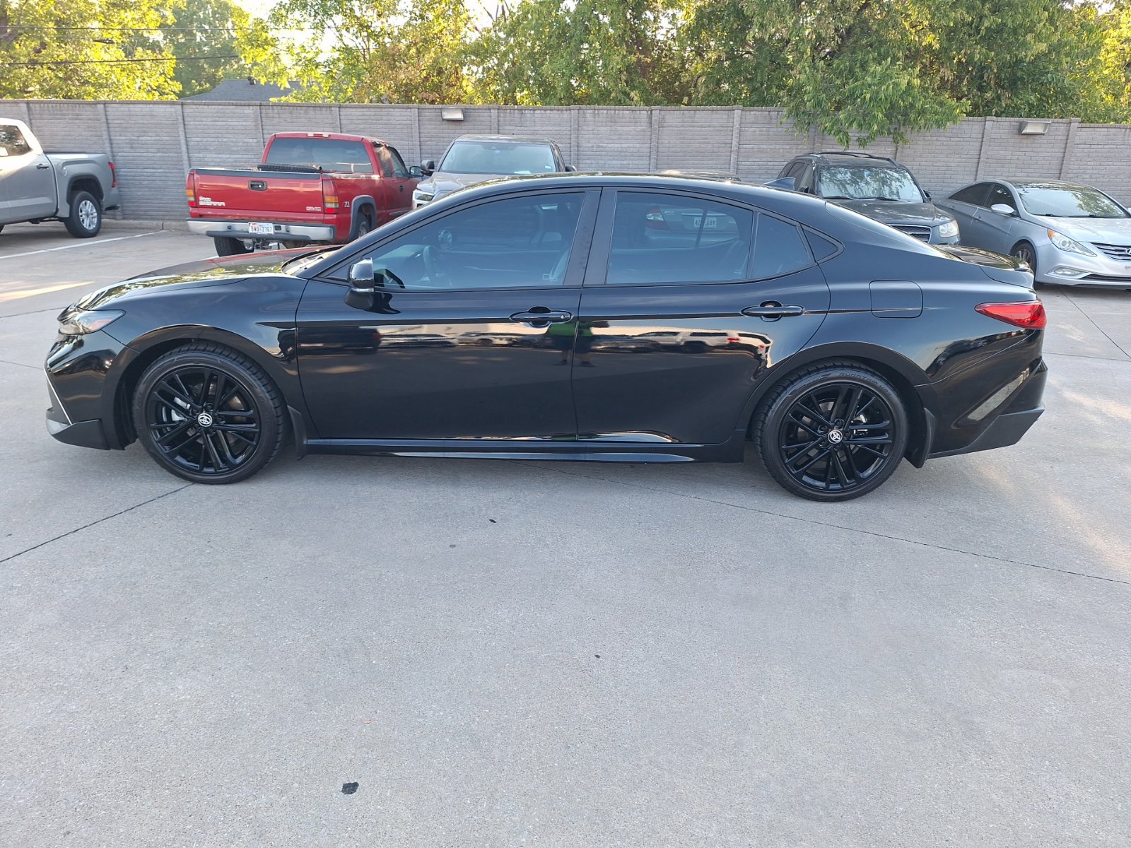 Used 2025 Toyota Camry SE w/ Convenience Package FWD image 3