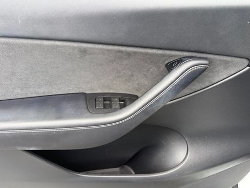 Used 2022 Tesla Model Y Long Range AWD/4WD image 19