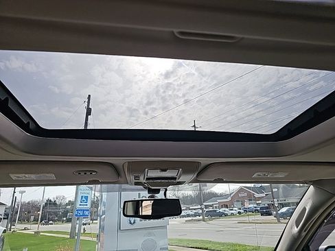 Used 2014 Chrysler Town & Country Touring-L image 19