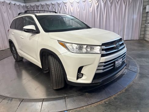 Used 2017 Toyota Highlander XLE AWD/4WD image 2