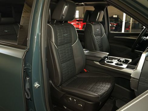 Used 2025 Cadillac Escalade ESV V AWD/4WD image 4