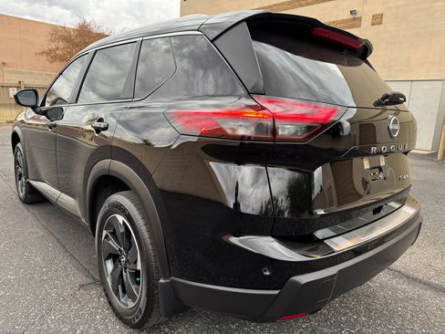 Used 2024 Nissan Rogue SV w/ SV Premium Package image 6