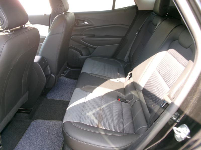 Used 2025 Chevrolet Trax LT w/ LT Convenience Package FWD image 10