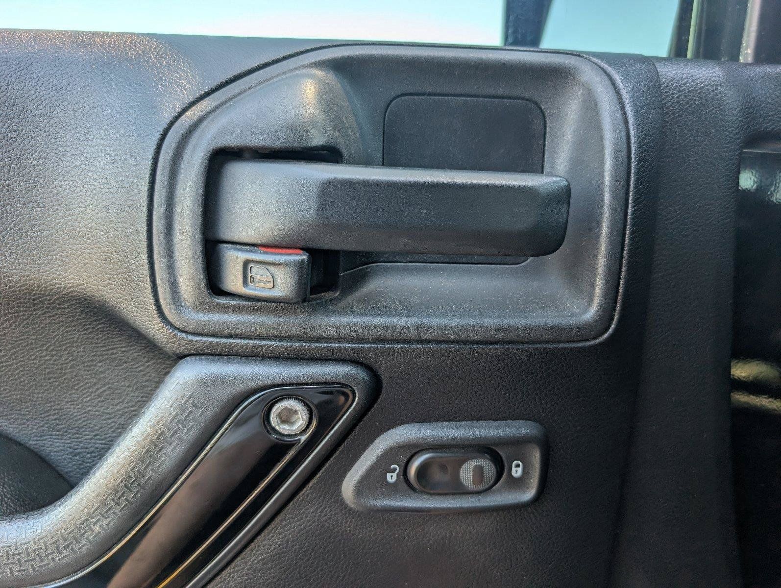 Used 2012 Jeep Wrangler Unlimited Sahara AWD/4WD image 28