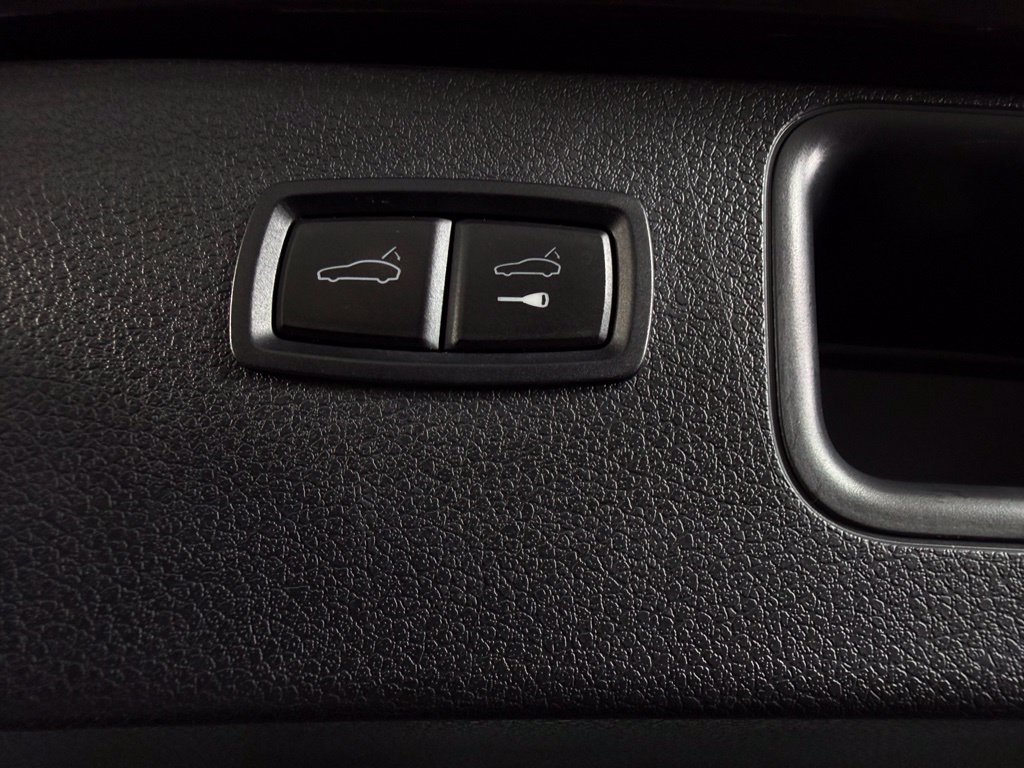 Used 2023 Porsche Macan AWD/4WD image 21