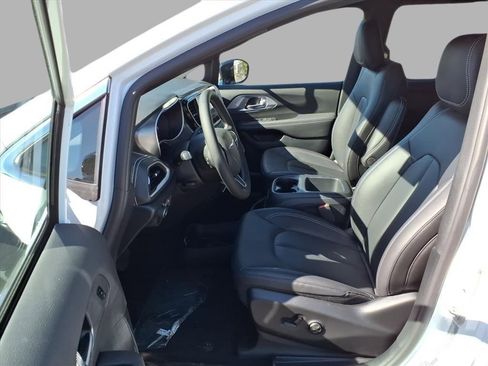 New 2026 Chrysler Pacifica Select image 16