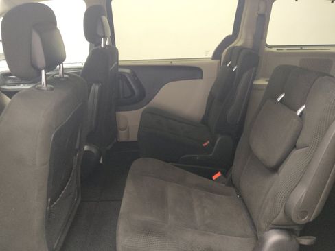 Used 2016 Chrysler Town & Country Touring FWD image 18