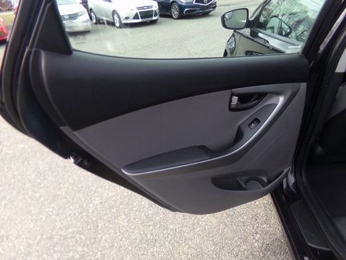 Used 2014 Hyundai Elantra SE image 22